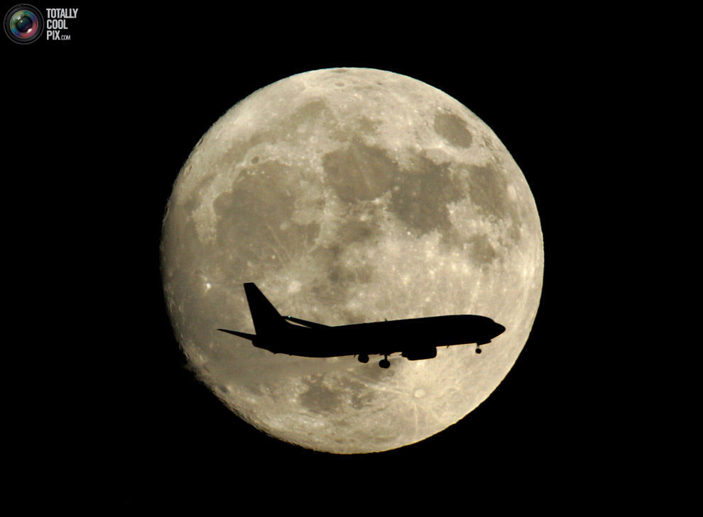 самолет на фоне луны