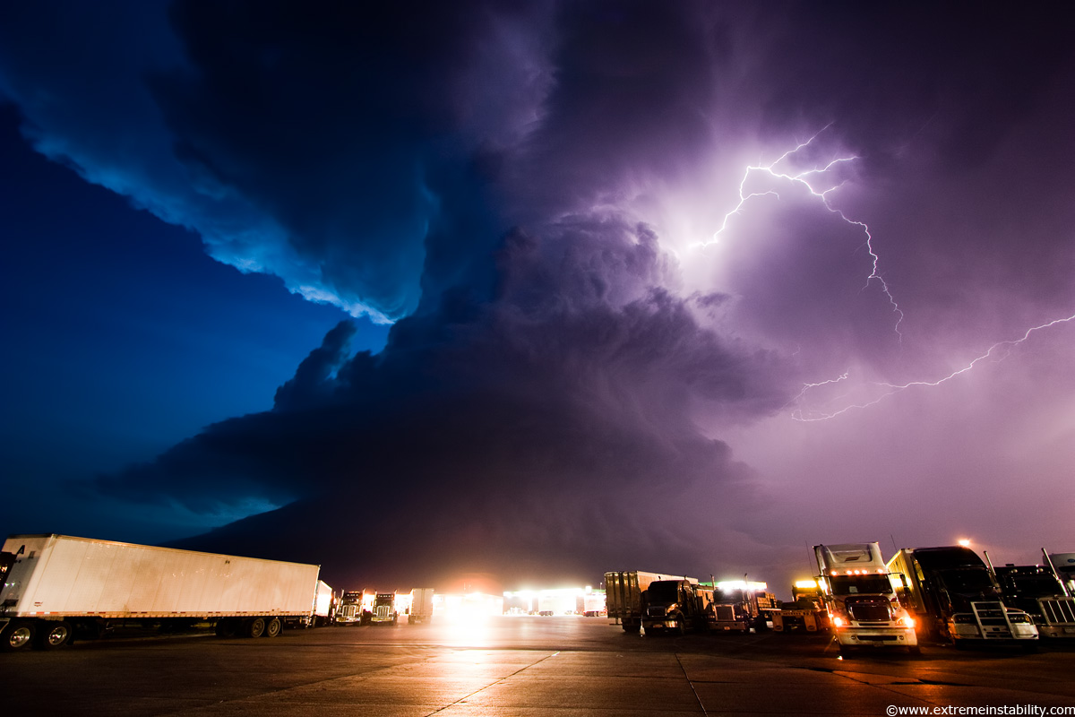 ночная буря над стоянкой грузовиков