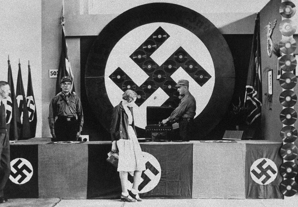 Нацистский стенд на выставке