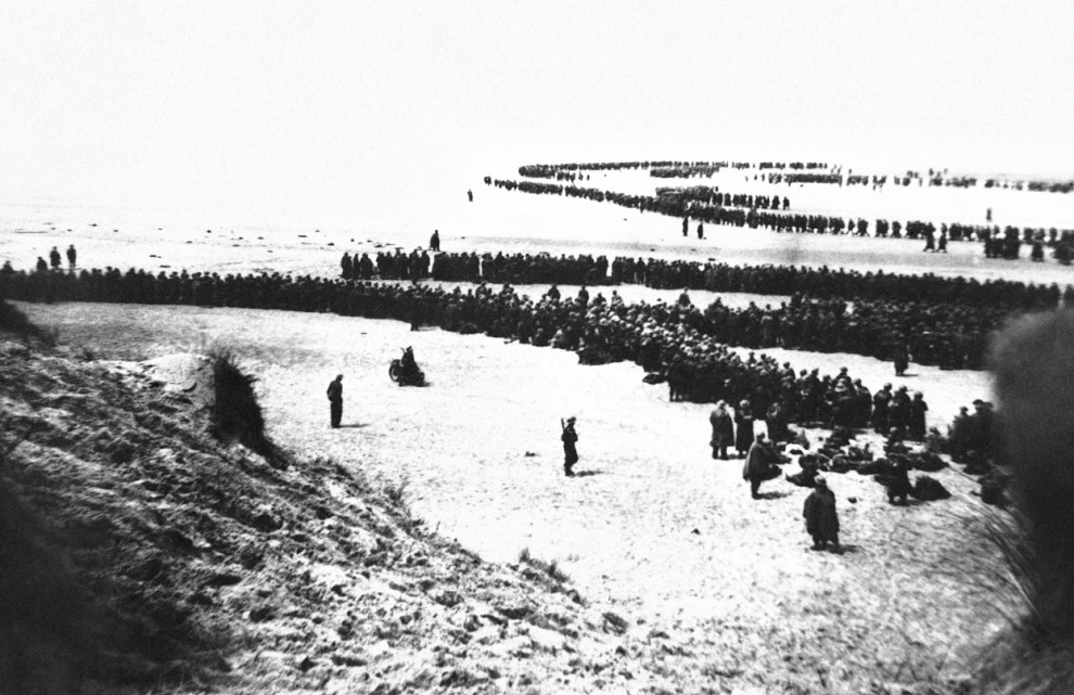 Британские и французские солдаты в Дюнкерке