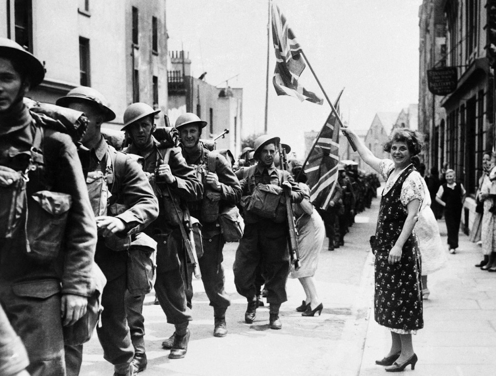 Женщина приветствует солдат