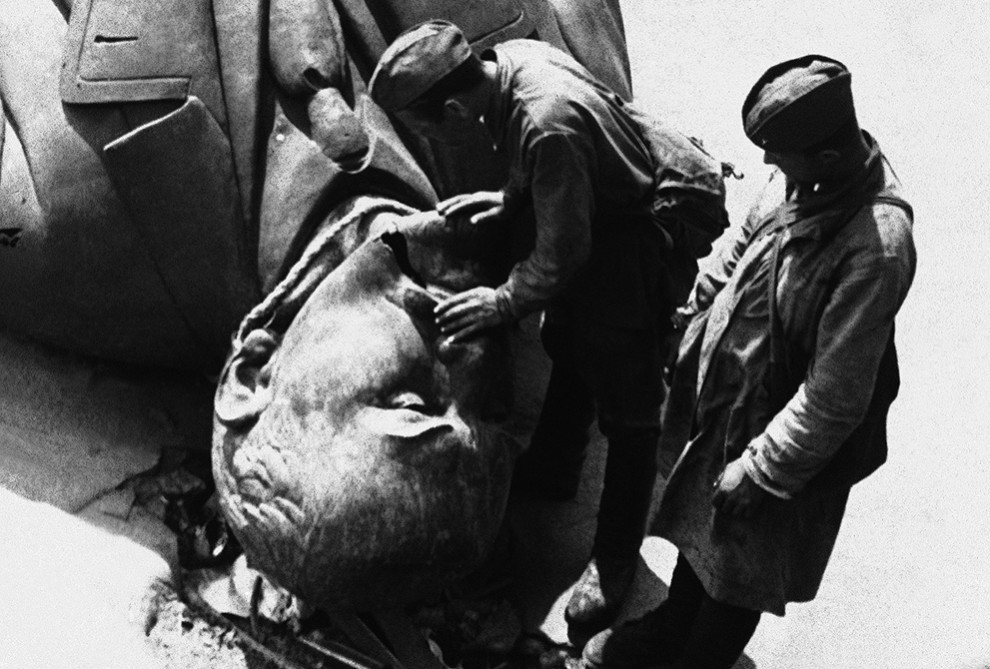 Свергнутая статуя Ленина
