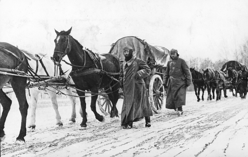 Немецкие пехотинцы в зимнем обмундировании 