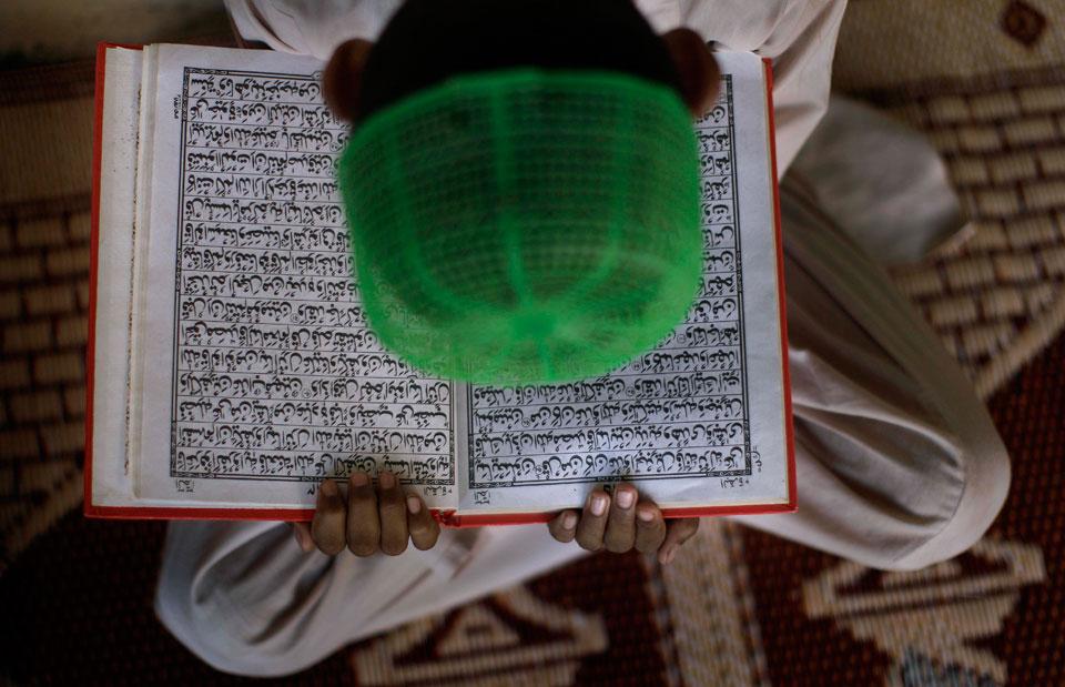 Молодой пакистанец читает Коран