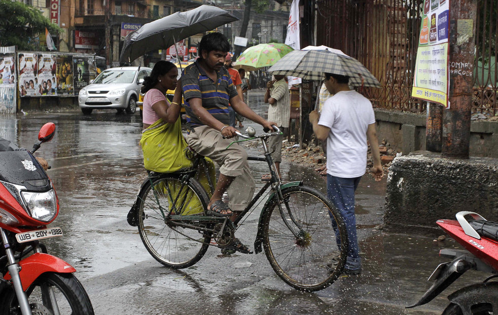 Мужчина и женщина под дождем
