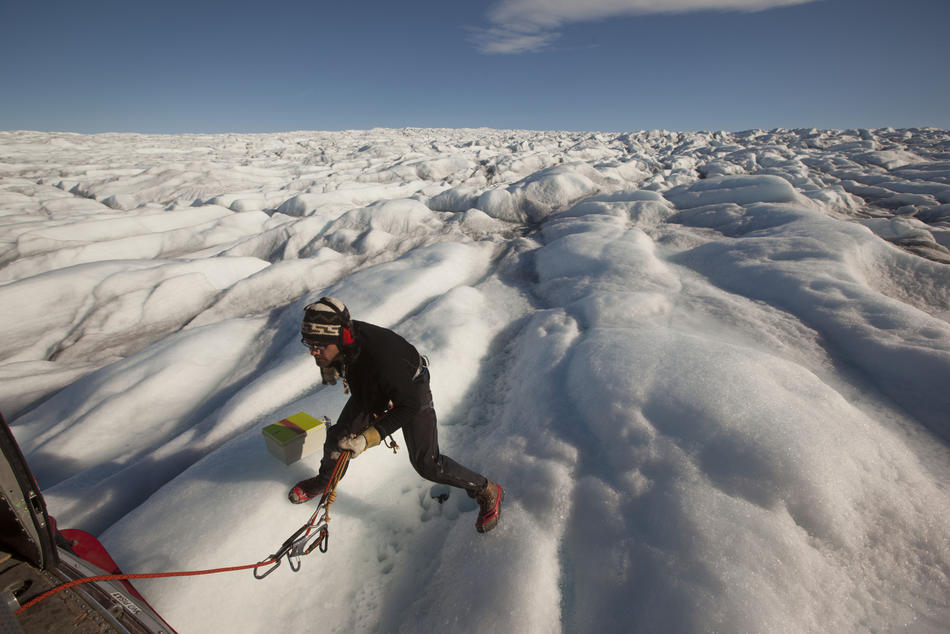 Исследователь на леднике в Гренландии