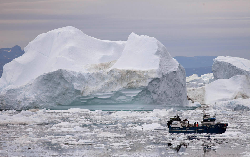 Рыболовецкое судно среди айсбергов