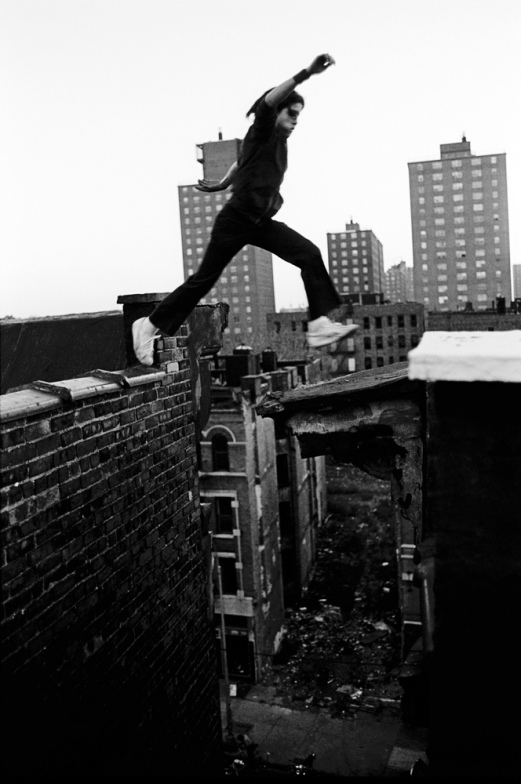 Молодой человек прыгает с крыши