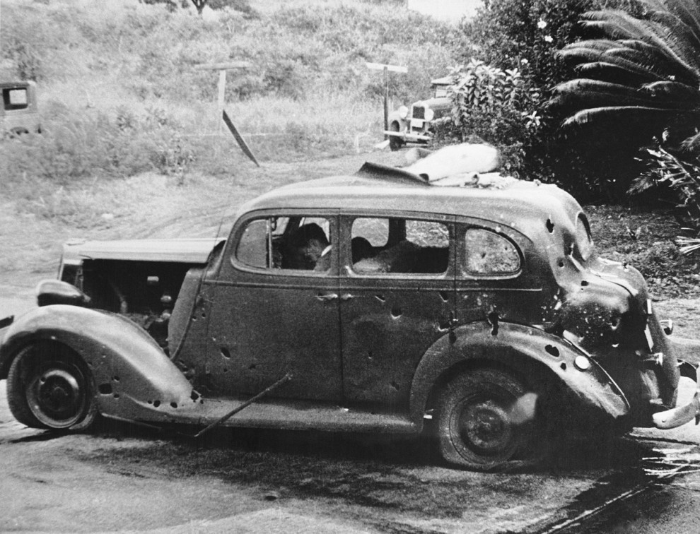 Автомобиль, пострадавший в результате бомбардировки