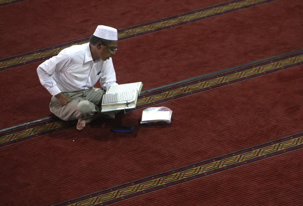 Мусульманин читает Коран