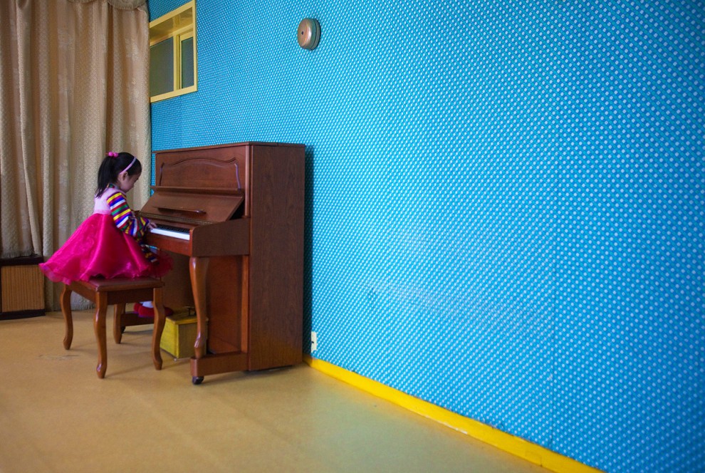  Девочка играет на фортепьяно