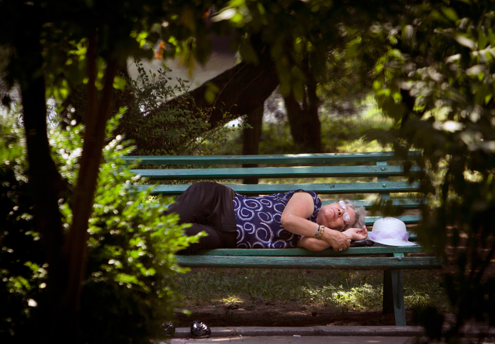 Женщина спит в парке