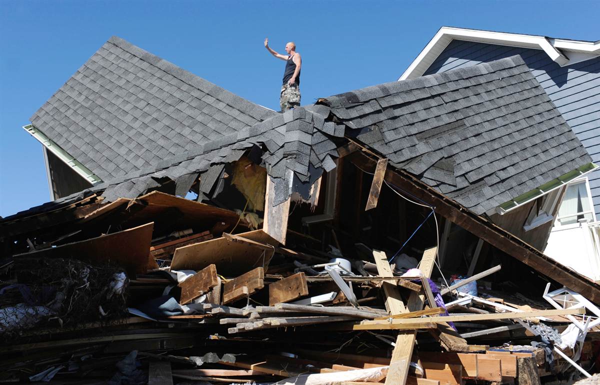 Разрушенный ураганом дом