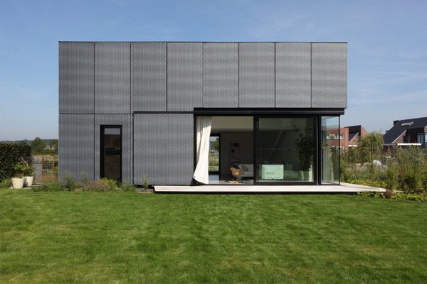 Черный дом в минималистичном стиле