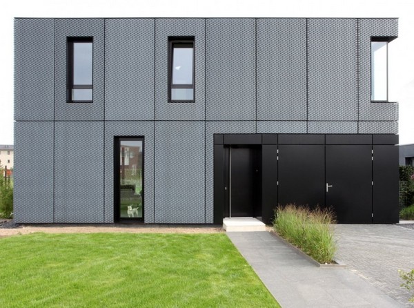 Черный дом в минималистичном стиле