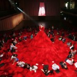 Огромное красное платье