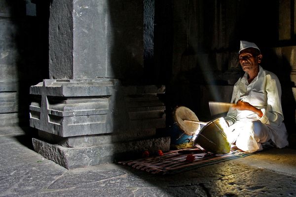 Барабанщик в индиском храме