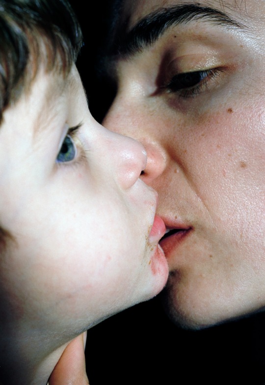 Мать целует сына