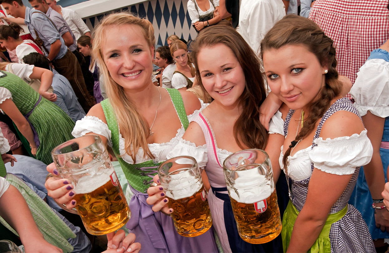 Фото немецких девушек официанток которые славятся своими сиськами 