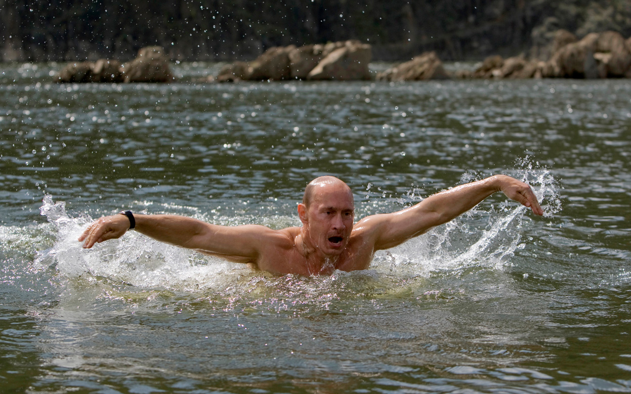 Путин купается в озере