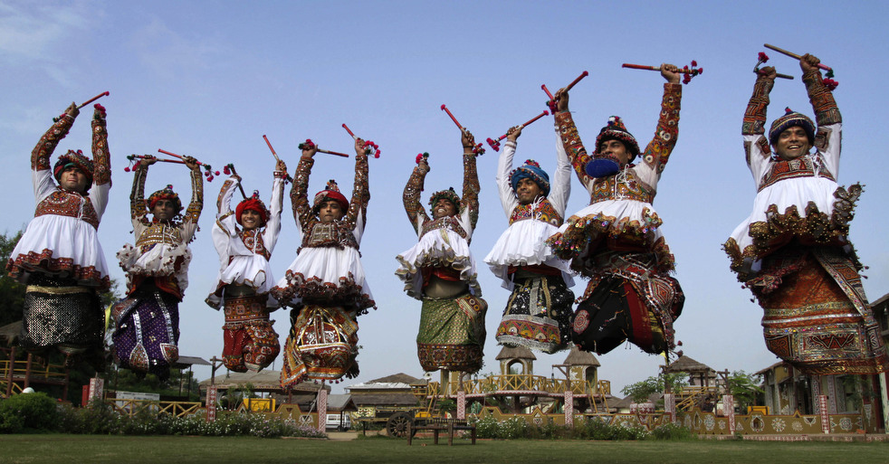Индийцы в традиционных костюмах