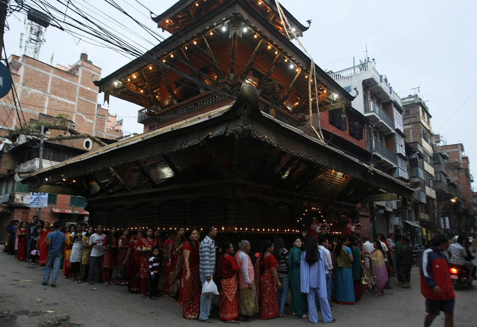 Индусы возле храма