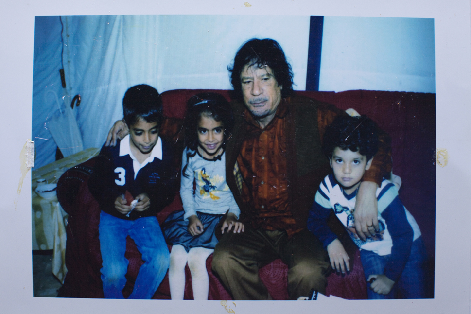 Муаммар Каддафи с внуками