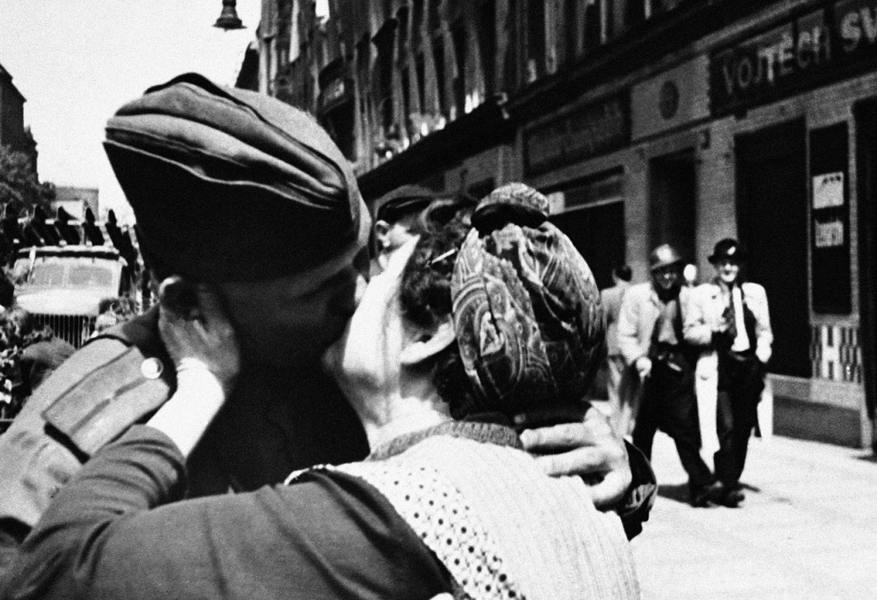 Женщина целует советского солдата
