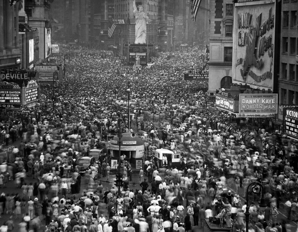 Толпа людей на Таймс-сквер