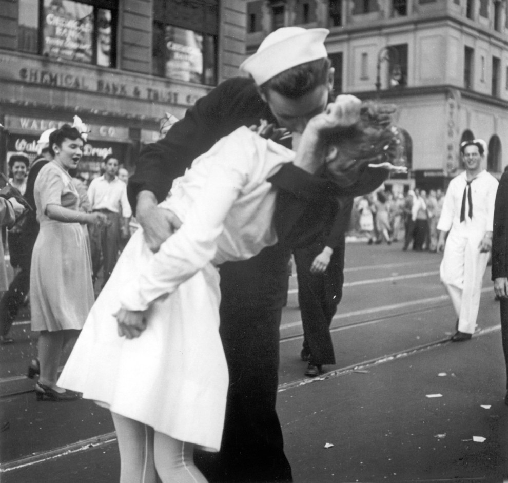 Моряк и медсестра целуются на площади Таймс-сквер