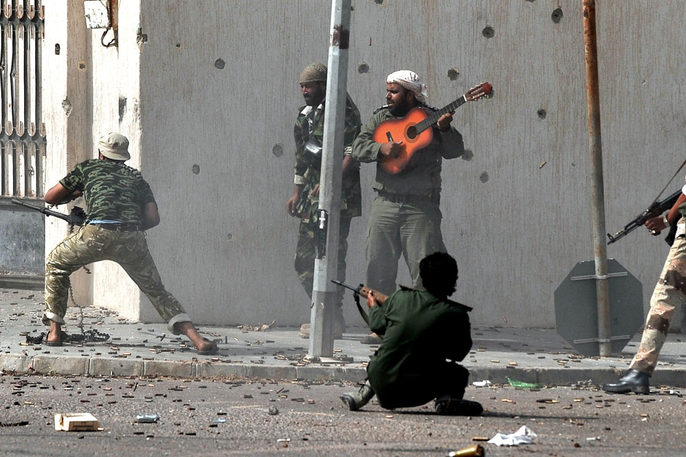 Ливийский повстанец с гитарой