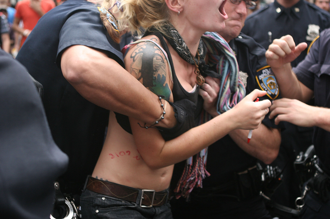 Полиция задерживает девушку