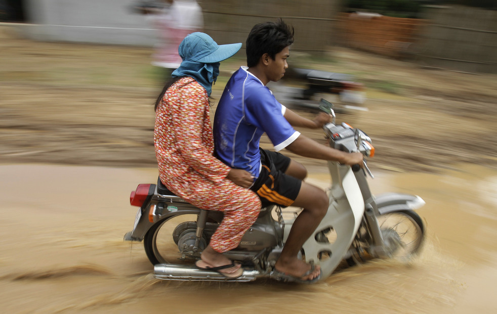 Мотоцикл на затопленной дороге