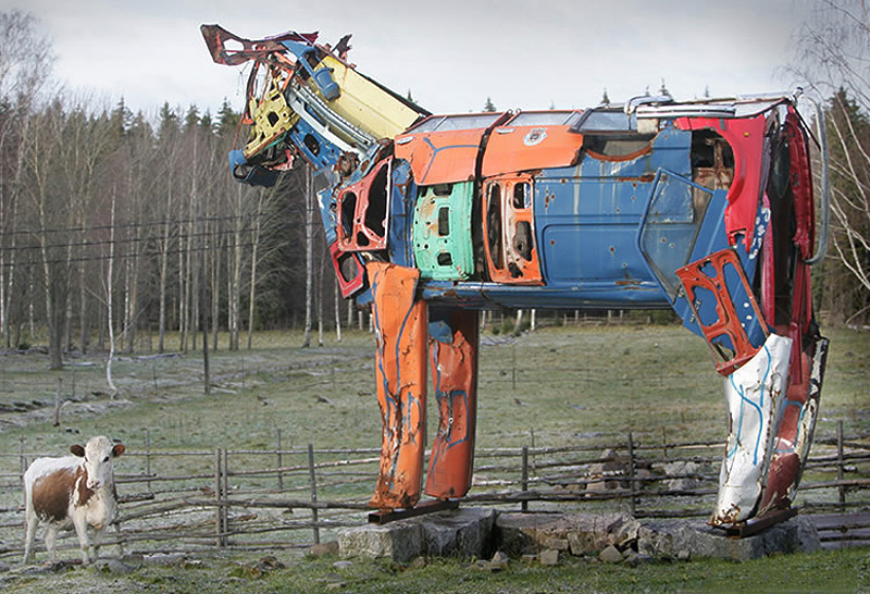 Скульптуры коров из автомобильного хлама
