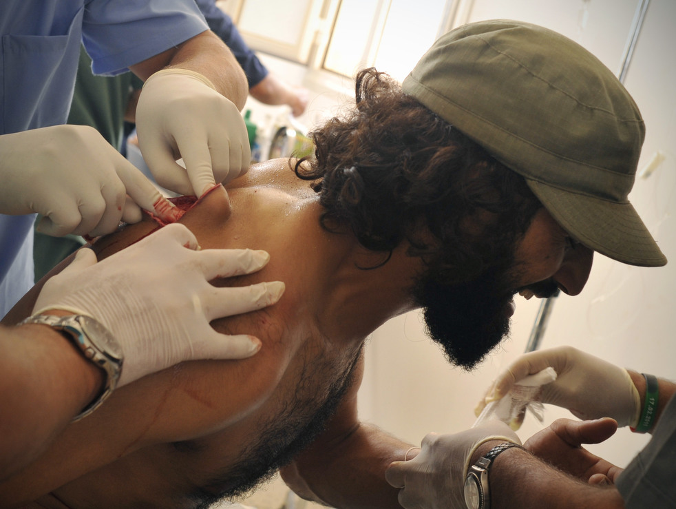 Раненный ливийский повстанец