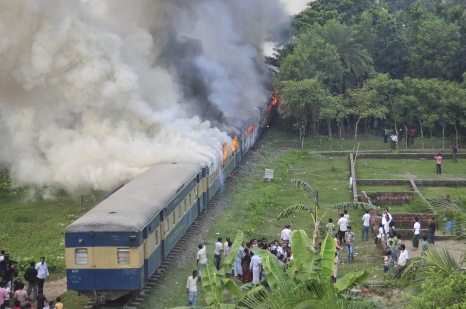 Подожженный поезд в Бангладеше