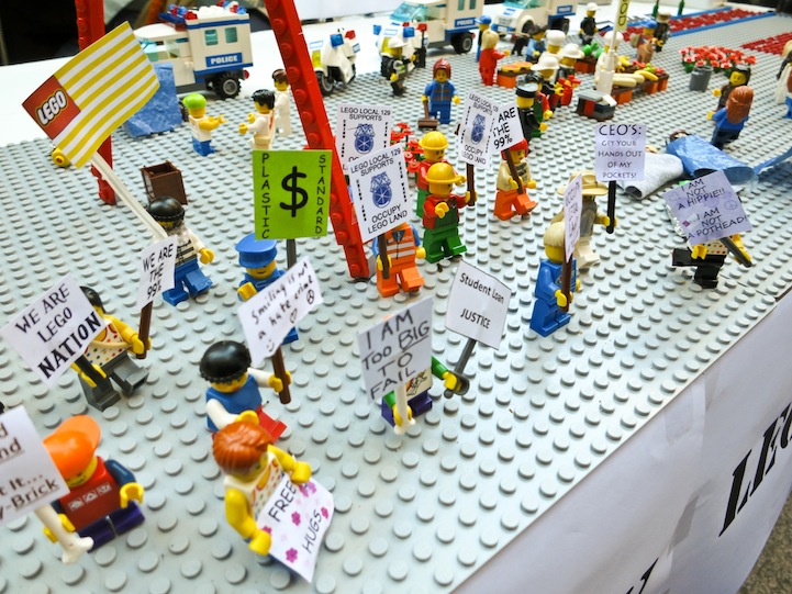 Occopy wall street в LEGO