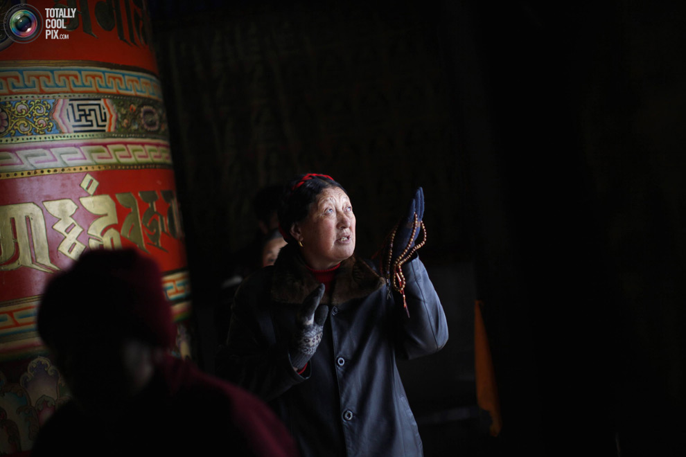 Женщина молится в монастыре 
