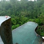 Потрясающий двухэтажный бассейн отеля Ubdub Hanging Gardens Hotel 