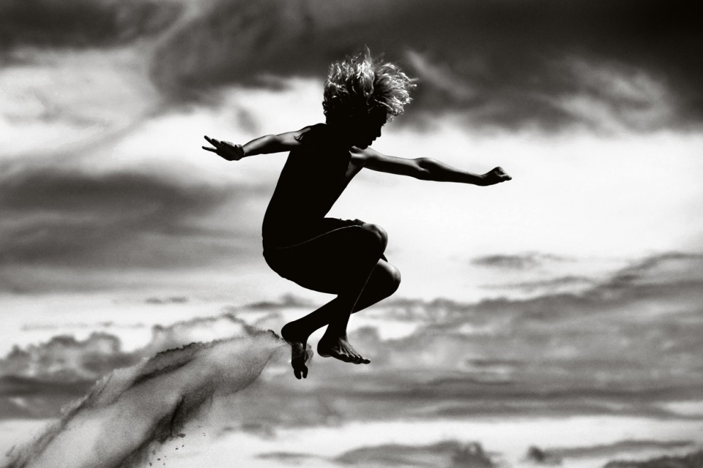 Фотоконкурс National Geographic 2011: мальчик в прыжке