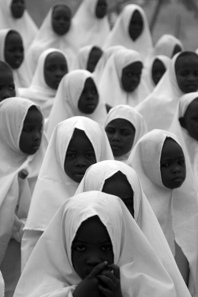 Чернокожие девочки в белых одеждах