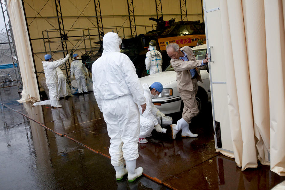 Работники АЭС Фукусима-1