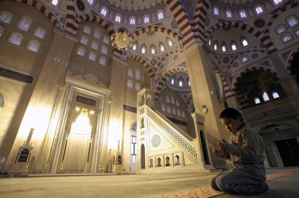 Мальчик в мечети