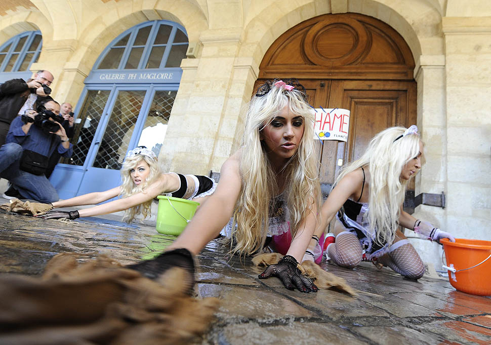 FEMEN моют дорогу перед домом Стросс-Кана