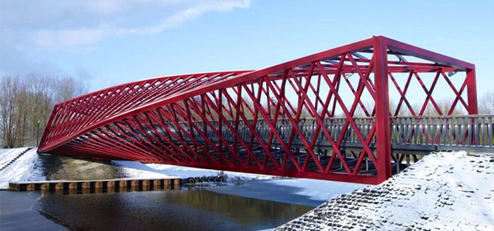 Перекрученный мост в Нидерландах.