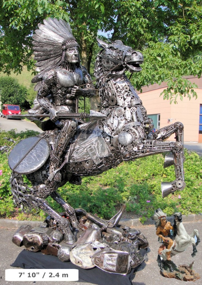 Tom Samui. Скульптура из автомобильного хлама.