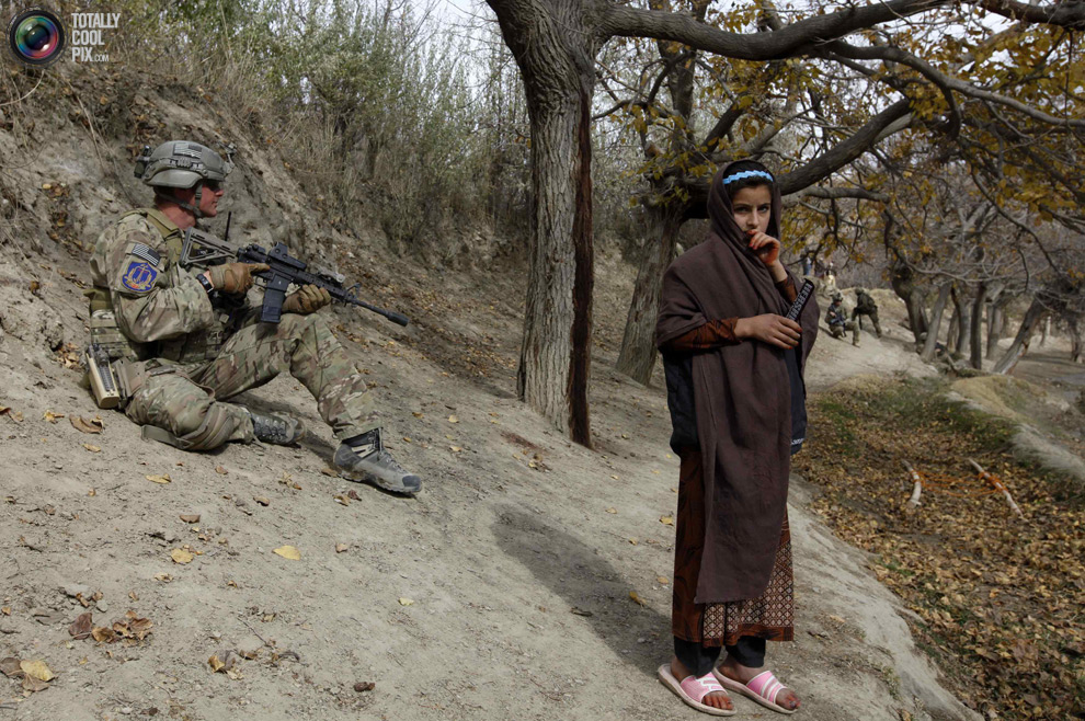 Афганская девушка и американский солдат