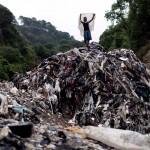 Сбор металлолома на мусорной свалке в Гватемале