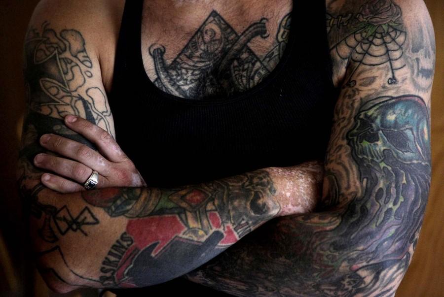 Бывший скинхед удаляет татуировки