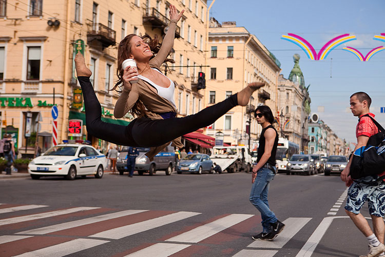 Танцы на улицах Питера. (Виталий Соколовский)
